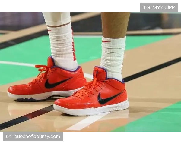 特写：替补球员通过专用平板观看带实时标记的战术视角直播，保持对比赛的深度理解